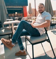 Une photo d’un participant qui veut faire connaissance et se marier